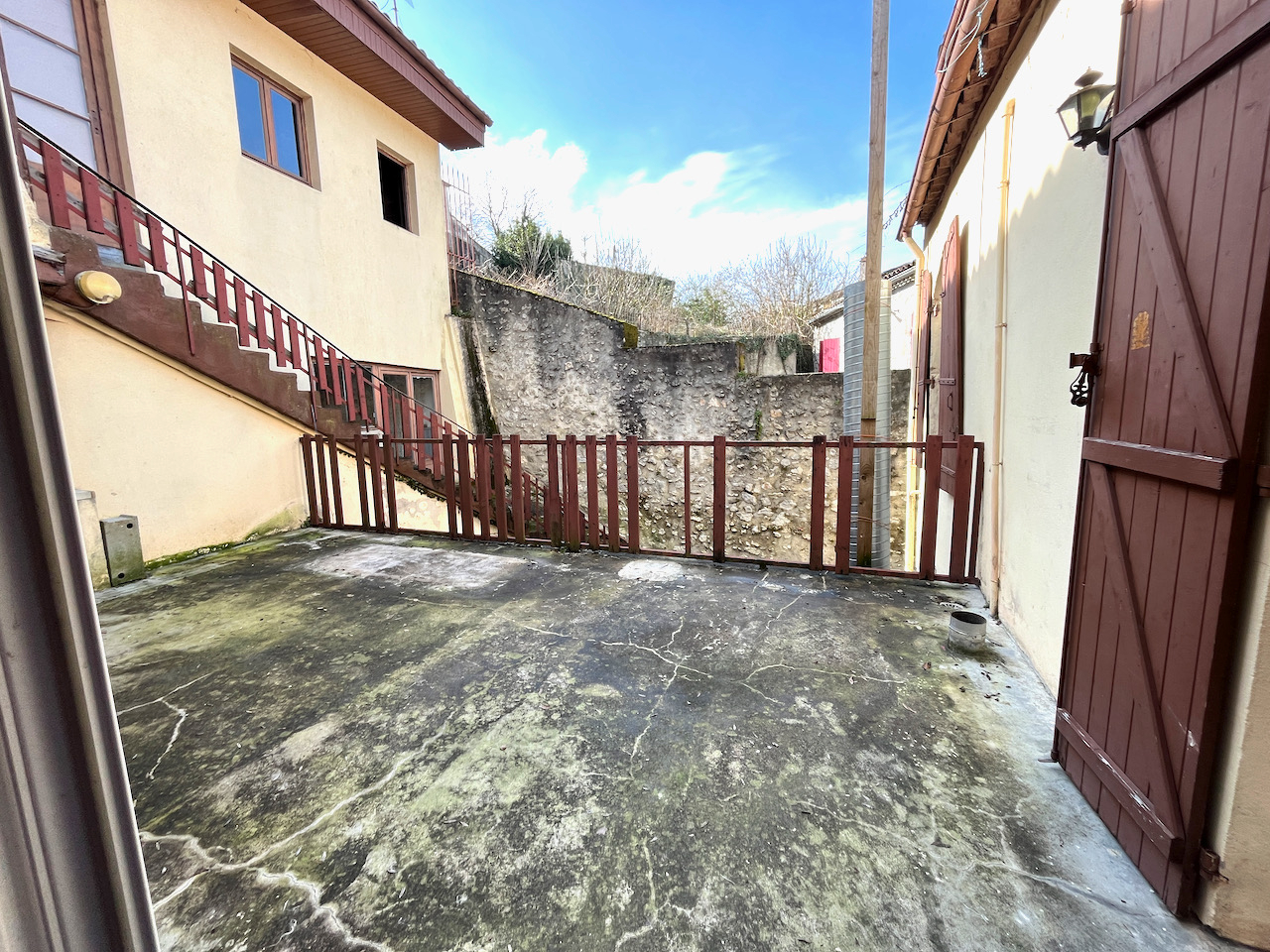 Photo IMMEUBLE IDEAL INVESTISSEUR pour du déficit foncier. Immeuble composé de 3 lots : * au rez-de-chaussée un local commercial de 51m2 actuellement loué 300 depuis le 01/10/2021. Charge en sus : prorata taxe foncière (24%) * au premier étage un appartement T image 4/6