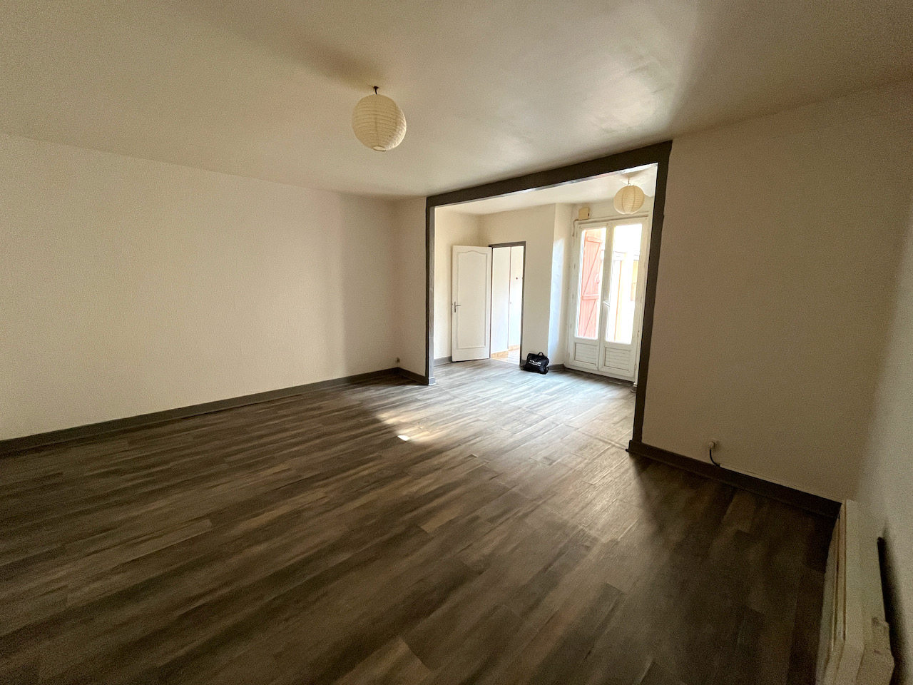 Photo IMMEUBLE IDEAL INVESTISSEUR pour du déficit foncier. Immeuble composé de 3 lots : * au rez-de-chaussée un local commercial de 51m2 actuellement loué 300 depuis le 01/10/2021. Charge en sus : prorata taxe foncière (24%) * au premier étage un appartement T image 6/6