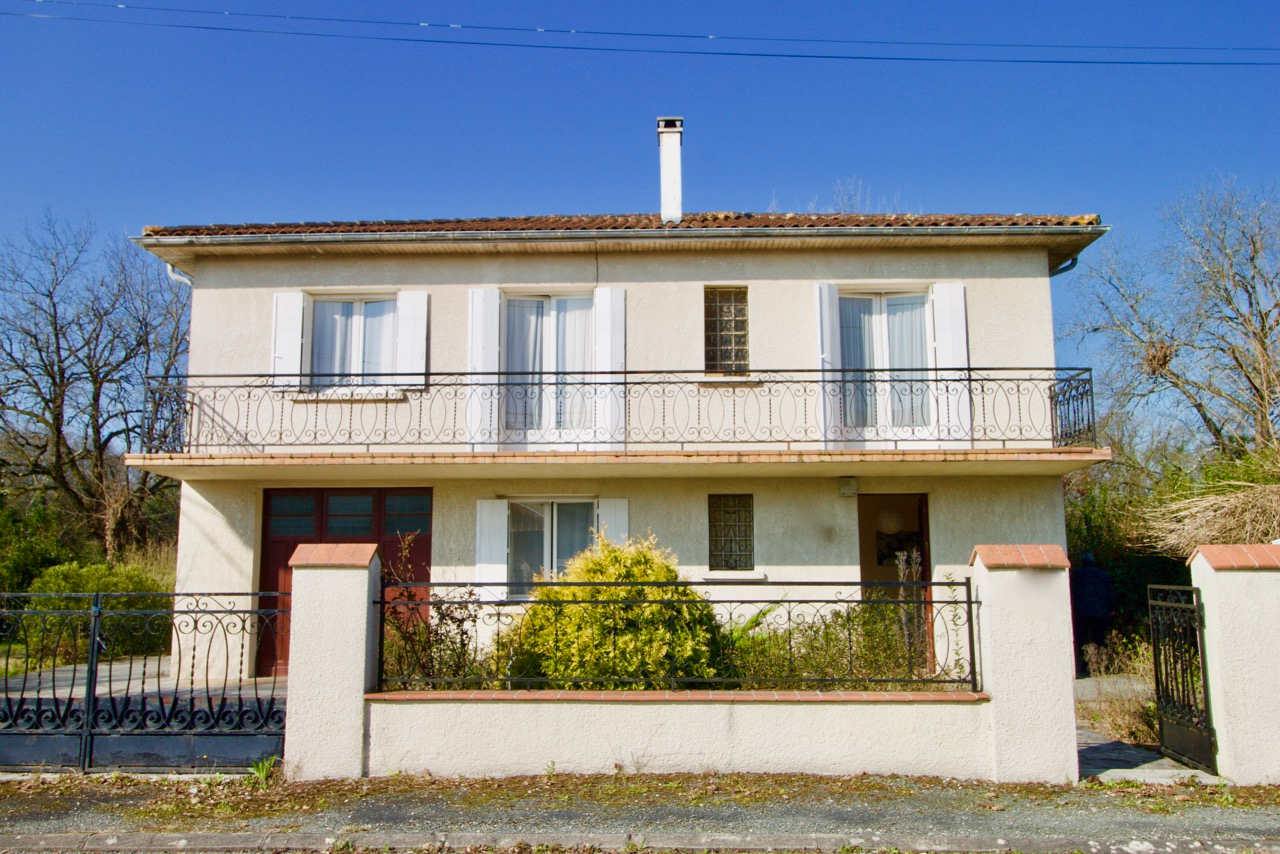 Située dans un quartier recherché de Villeneuve sur Lot, cette belle maison de 132 m2 habitables répartis sur deux niveaux a plus d'un tour dans son sac ! En rez-de-chaussée, l'entrée d'environ 9 m2 dessert une salle d'eau, une buanderie, un bureau et une