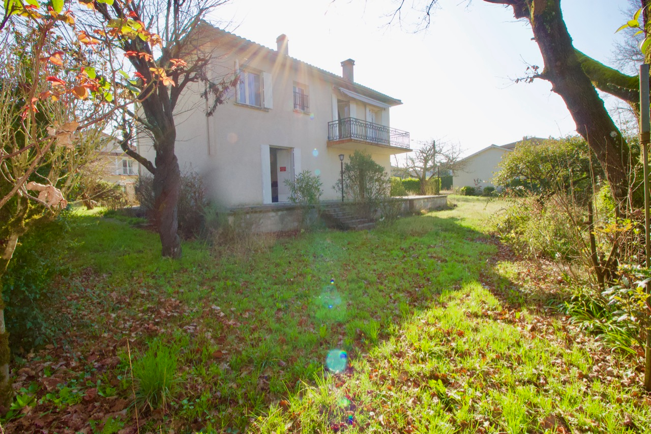 Photo Située dans un quartier recherché de Villeneuve sur Lot, cette belle maison de 132 m2 habitables répartis sur deux niveaux a plus d'un tour dans son sac ! En rez-de-chaussée, l'entrée d'environ 9 m2 dessert une salle d'eau, une buanderie, un bureau et une image 3/6