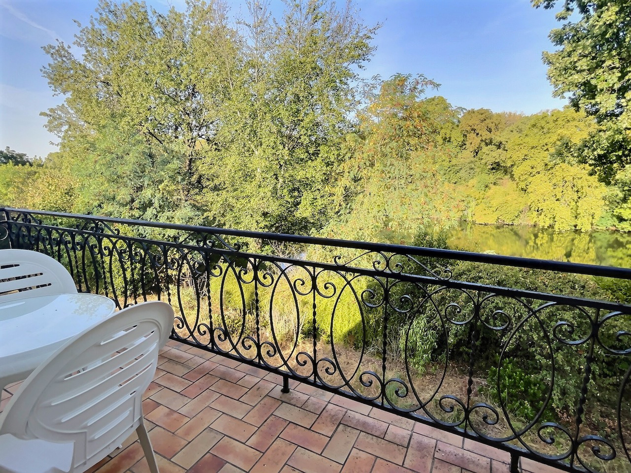 Photo Située dans un quartier recherché de Villeneuve sur Lot, cette belle maison de 132 m2 habitables répartis sur deux niveaux a plus d'un tour dans son sac ! En rez-de-chaussée, l'entrée d'environ 9 m2 dessert une salle d'eau, une buanderie, un bureau et une image 4/6