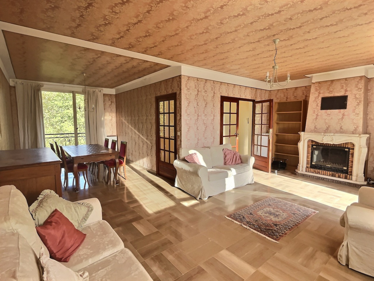 Photo Située dans un quartier recherché de Villeneuve sur Lot, cette belle maison de 132 m2 habitables répartis sur deux niveaux a plus d'un tour dans son sac ! En rez-de-chaussée, l'entrée d'environ 9 m2 dessert une salle d'eau, une buanderie, un bureau et une image 5/6