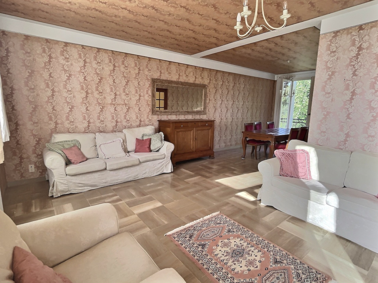 Photo Située dans un quartier recherché de Villeneuve sur Lot, cette belle maison de 132 m2 habitables répartis sur deux niveaux a plus d'un tour dans son sac ! En rez-de-chaussée, l'entrée d'environ 9 m2 dessert une salle d'eau, une buanderie, un bureau et une image 6/6