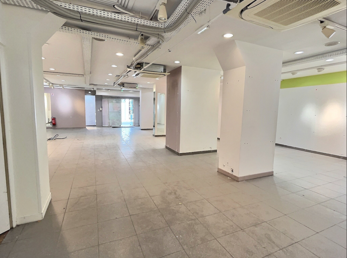 Photo Rare, grande surface de vente ( 160m2) en zone commerciale numéro 1 dans l'hyper centre de Villeneuve sur Lot. Immeuble comprenant un local commercial d'environ 160m2, au 1er étage environ 155m2 de surface à rénover, au 2ème étage : 147m2 et des combles d image 2/4