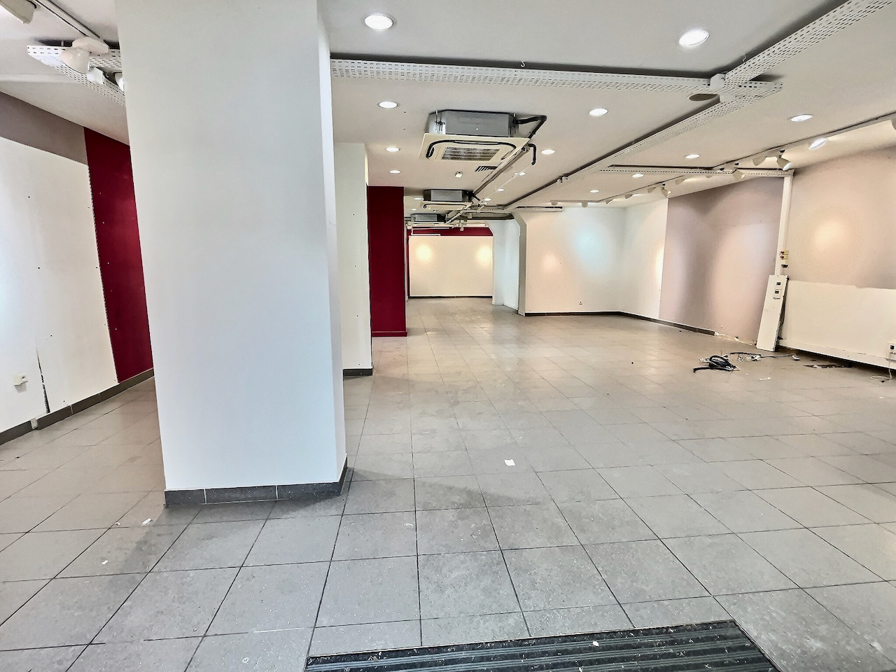 Photo Rare, grande surface de vente ( 160m2) en zone commerciale numéro 1 dans l'hyper centre de Villeneuve sur Lot. Immeuble comprenant un local commercial d'environ 160m2, au 1er étage environ 155m2 de surface à rénover, au 2ème étage : 147m2 et des combles d image 3/4