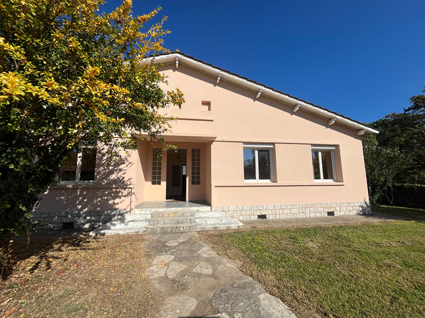 Photo À Castelmoron-sur-Lot, dans un quartier calme et recherché, venez découvrir cette charmante maison de plain-pied de 116 m², implantée sur un agréable terrain de 1 400 m².  Idéalement située, elle se trouve à seulement deux minutes des commerces et des éco image 1/6