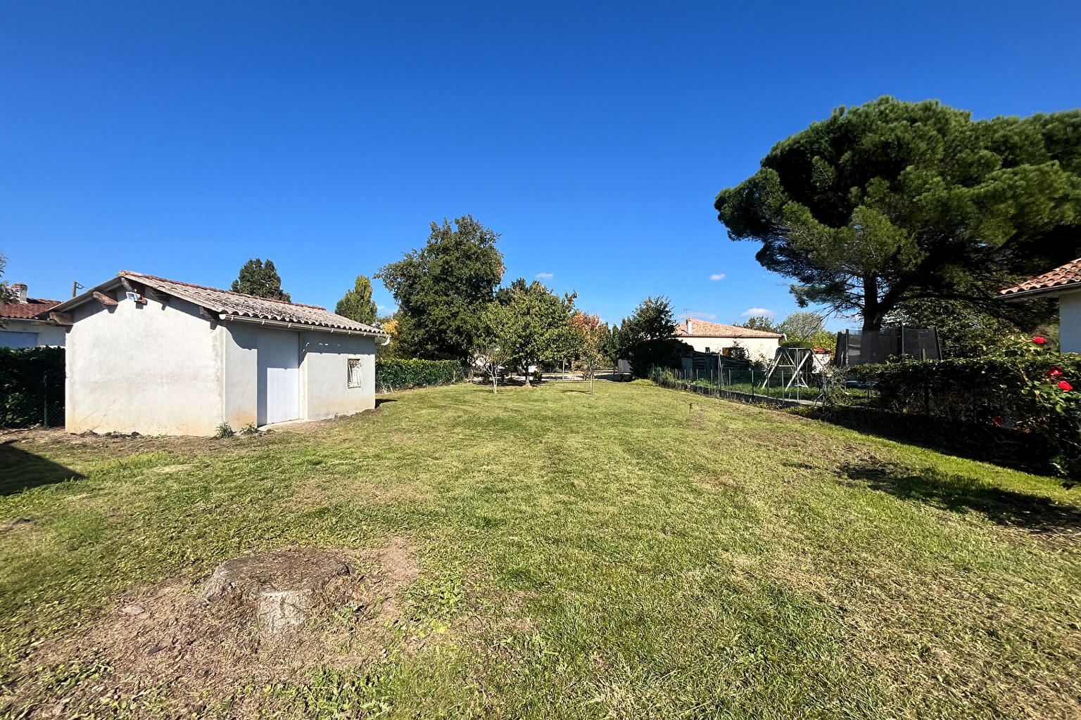 Photo À Castelmoron-sur-Lot, dans un quartier calme et recherché, venez découvrir cette charmante maison de plain-pied de 116 m², implantée sur un agréable terrain de 1 400 m².  Idéalement située, elle se trouve à seulement deux minutes des commerces et des éco image 2/6