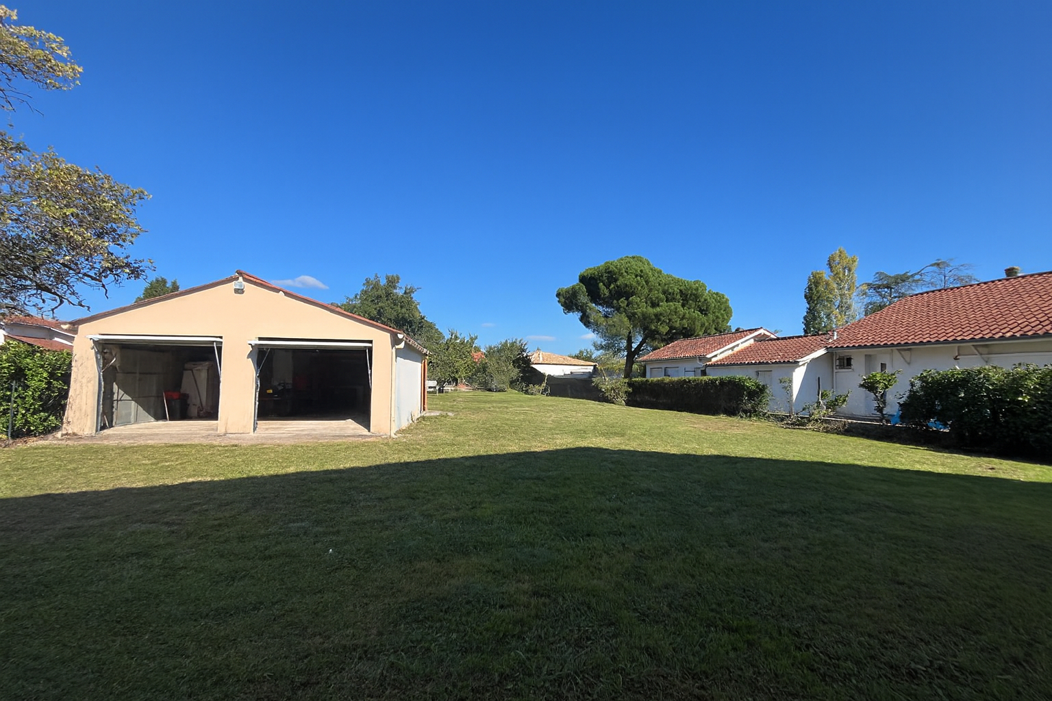 Photo À Castelmoron-sur-Lot, dans un quartier calme et recherché, venez découvrir cette charmante maison de plain-pied de 116 m², implantée sur un agréable terrain de 1 400 m².  Idéalement située, elle se trouve à seulement deux minutes des commerces et des éco image 3/6