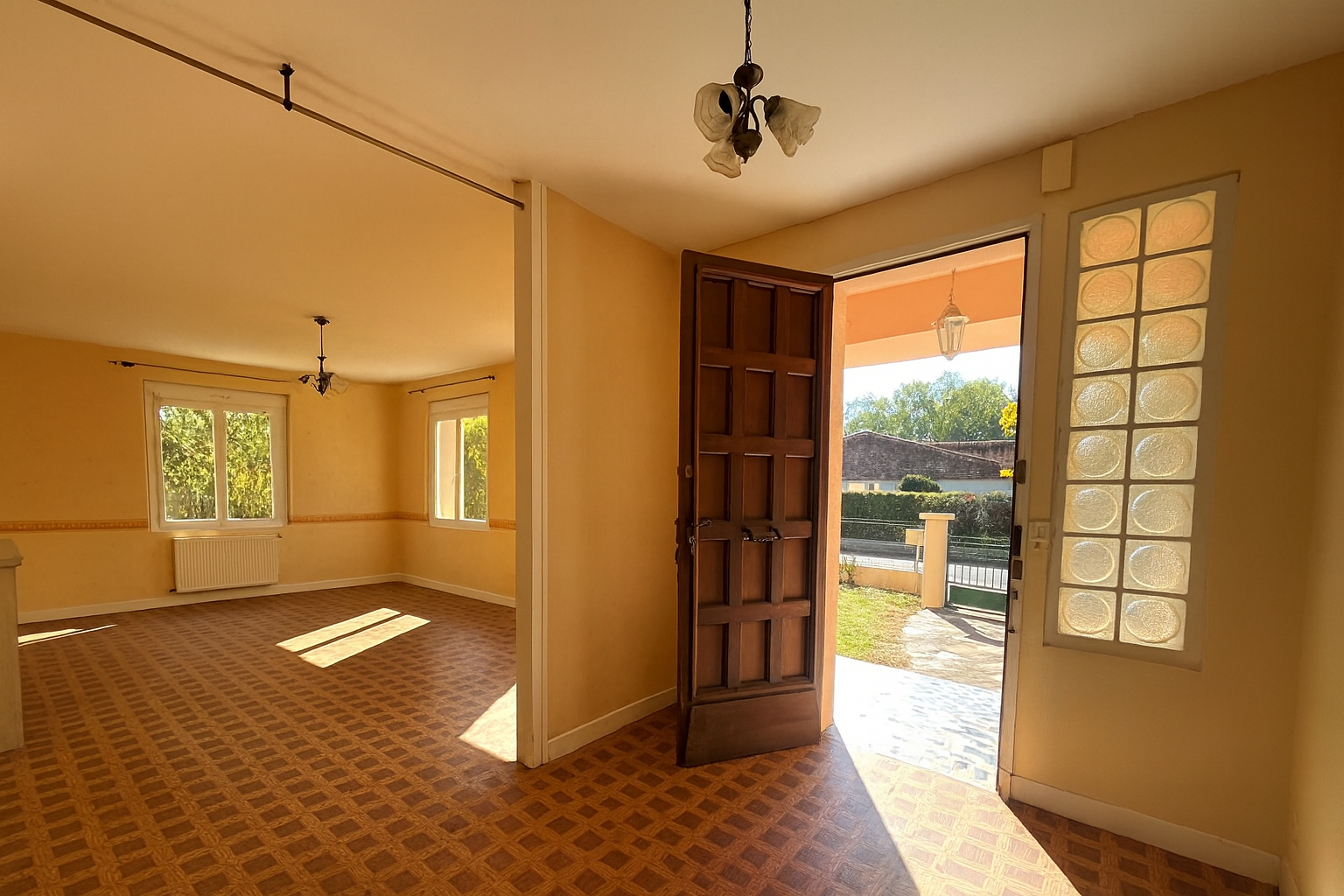 Photo À Castelmoron-sur-Lot, dans un quartier calme et recherché, venez découvrir cette charmante maison de plain-pied de 116 m², implantée sur un agréable terrain de 1 400 m².  Idéalement située, elle se trouve à seulement deux minutes des commerces et des éco image 4/6