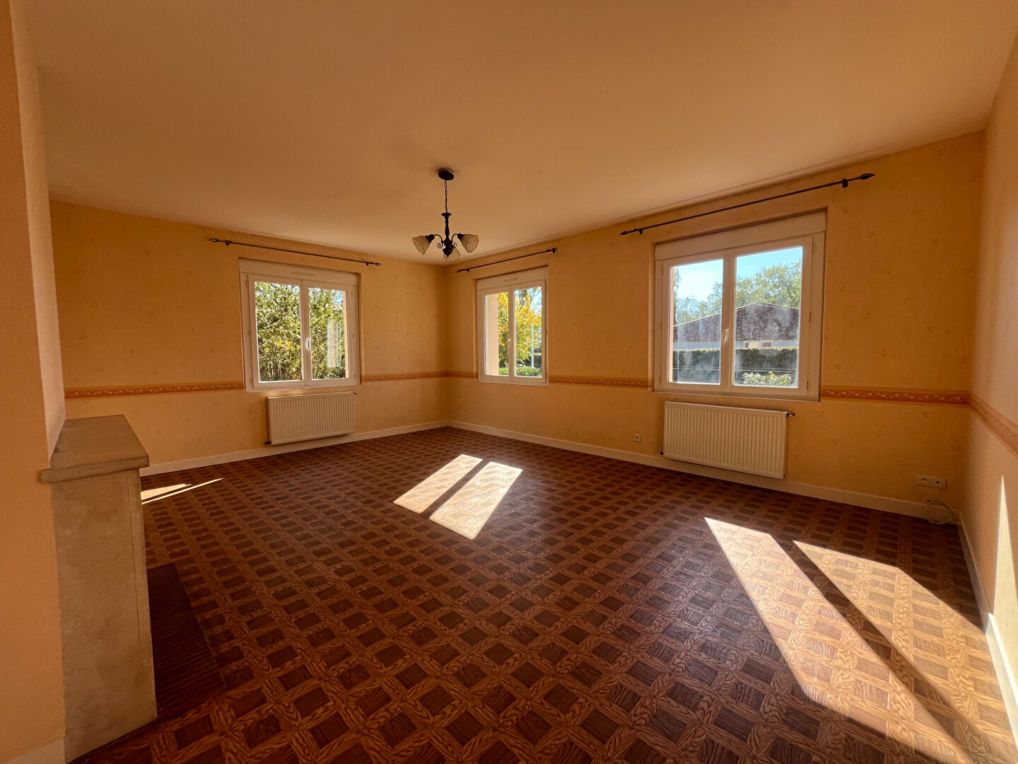 Photo À Castelmoron-sur-Lot, dans un quartier calme et recherché, venez découvrir cette charmante maison de plain-pied de 116 m², implantée sur un agréable terrain de 1 400 m².  Idéalement située, elle se trouve à seulement deux minutes des commerces et des éco image 5/6