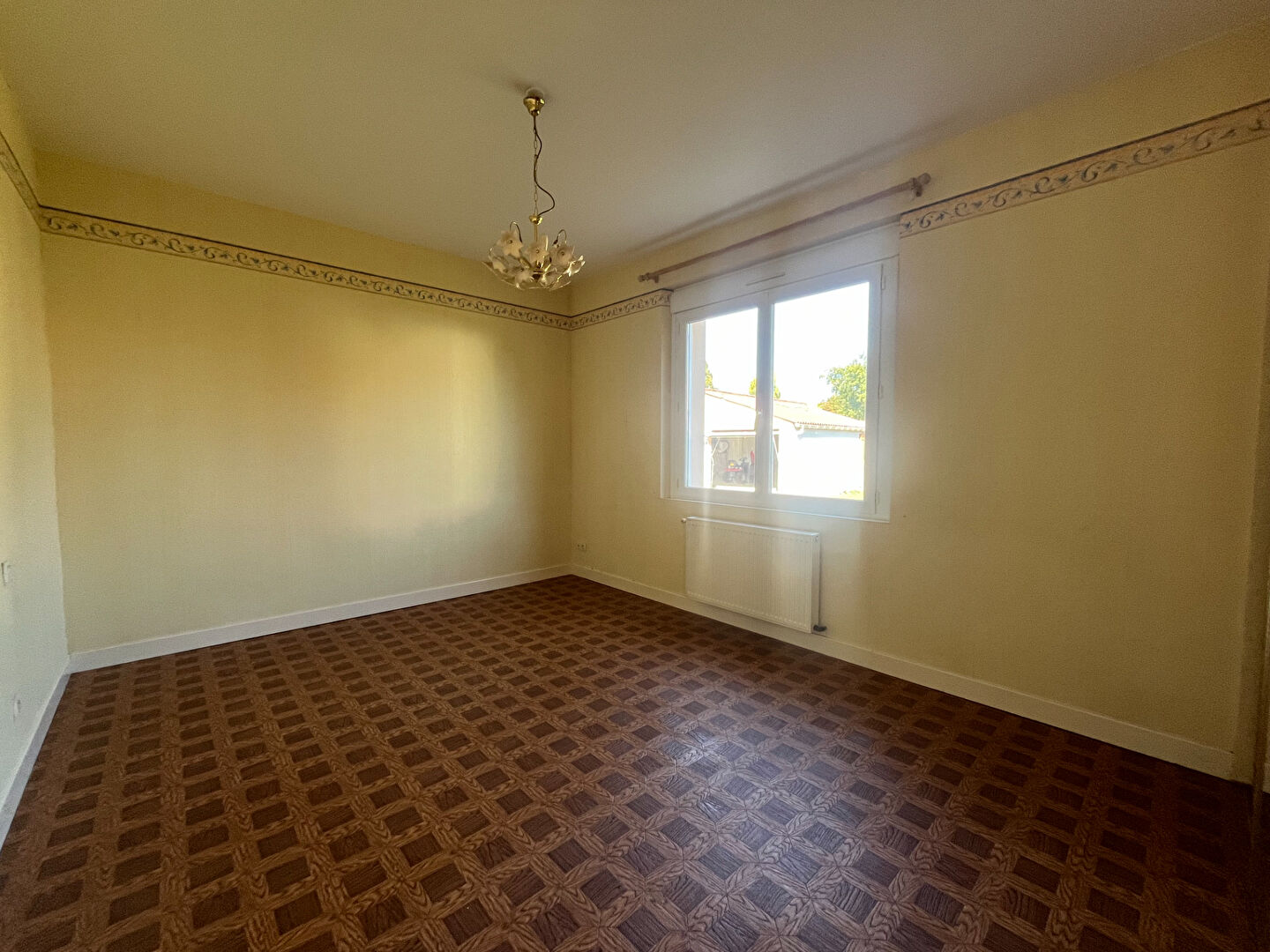 Photo À Castelmoron-sur-Lot, dans un quartier calme et recherché, venez découvrir cette charmante maison de plain-pied de 116 m², implantée sur un agréable terrain de 1 400 m².  Idéalement située, elle se trouve à seulement deux minutes des commerces et des éco image 6/6