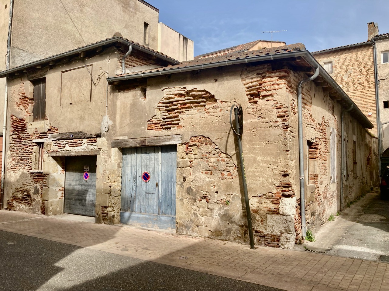 En plein coeur du centre ville de Villeneuve sur lot, garage d'environ 50,88m2. Toiture en très bon état.  Idéal pour un usage personnel (stationnement ou stockage) ou pour un investissement locatif.Ce bien rare sur le marché bénéficie d'un emplacement pr