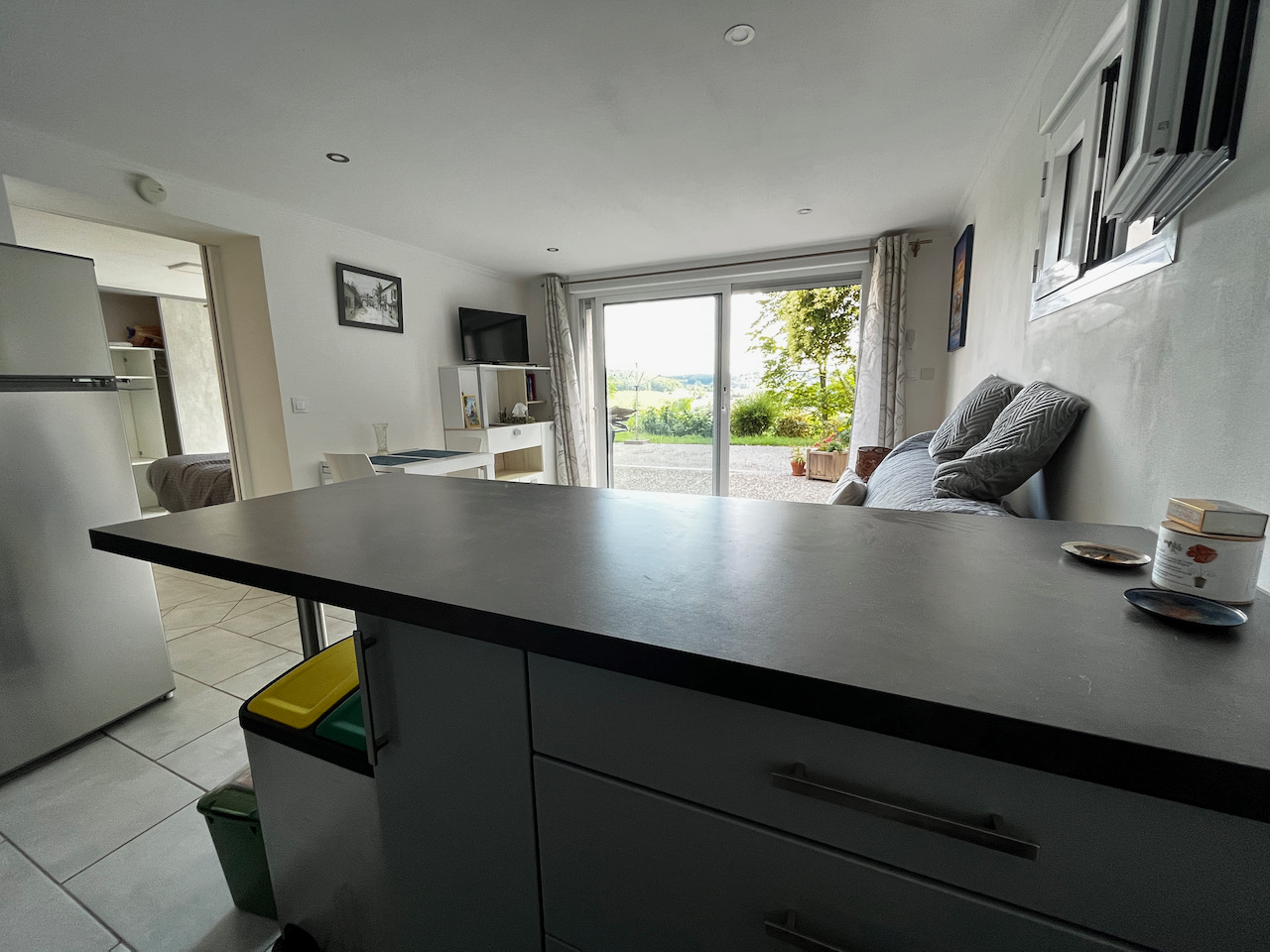 Pujols, appartement T2 MEUBLÉ de 34 m2 très agréable avec séjour comprenant cuisine équipée, une chambre spacieuse avec grands placards, salle d'eau avec WC. Le loyer COMPREND L'ELECTRICITE et les charges l'EAU et la taxe d'ordures ménagères. Grande terra