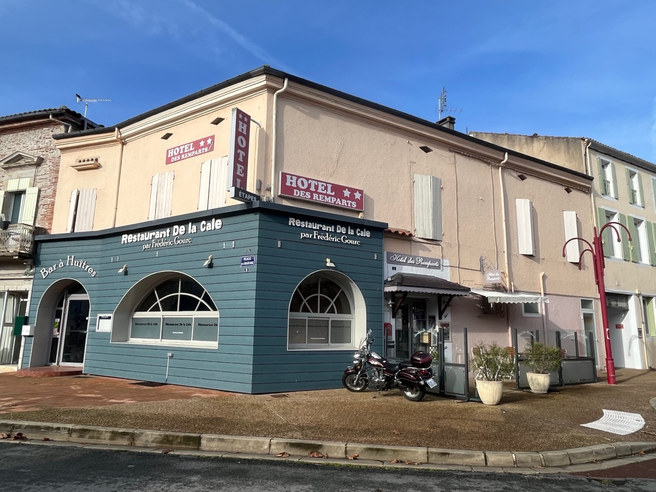 Sur la commune de Villeneuve sur Lot, ce local commercial d'une surface de 260 m2 avec parking à proximité n'attend que vous ! Idéalement situé au coeur de la Bastide, il se compose d'un sas d'entrée et de trois grandes salles. Vous y trouverez également