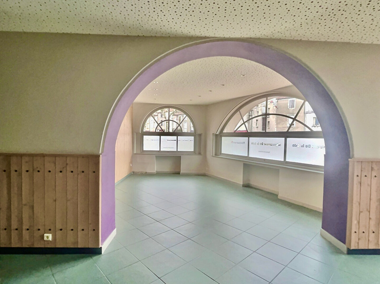 Photo Sur la commune de Villeneuve sur Lot, ce local commercial d'une surface de 260 m2 avec parking à proximité n'attend que vous ! Idéalement situé au coeur de la Bastide, il se compose d'un sas d'entrée et de trois grandes salles. Vous y trouverez également image 5/5