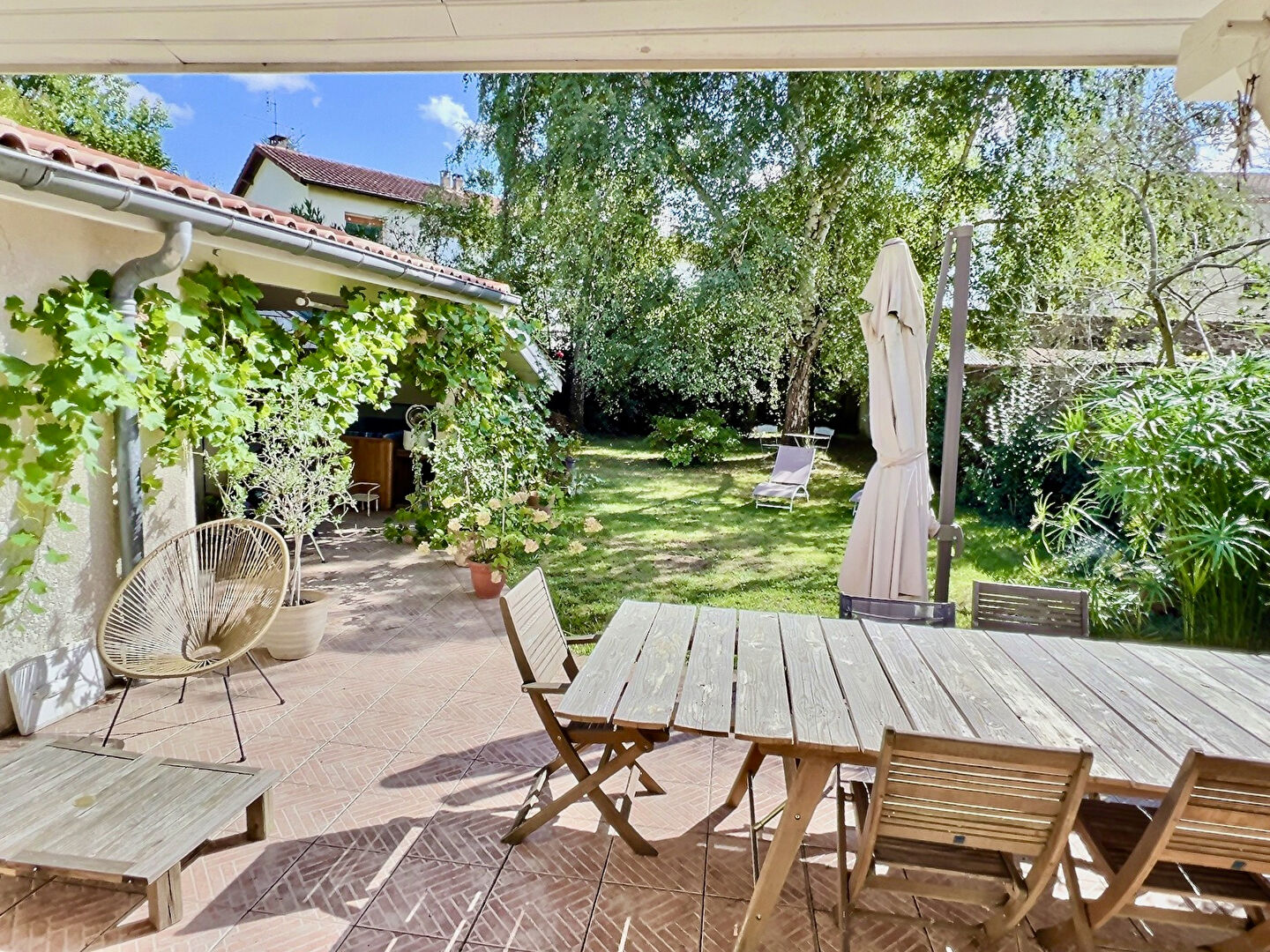 Photo Située dans le centre-ville de Villeneuve sur Lot, à proximité immédiate des commodités, cette belle maison de ville vous offre 191 m2 habitables ! Poussez la porte d'entrée pour découvrir une pièce de vie d'environ 33 m2, une cuisine séparée de 17 m2, et image 2/6