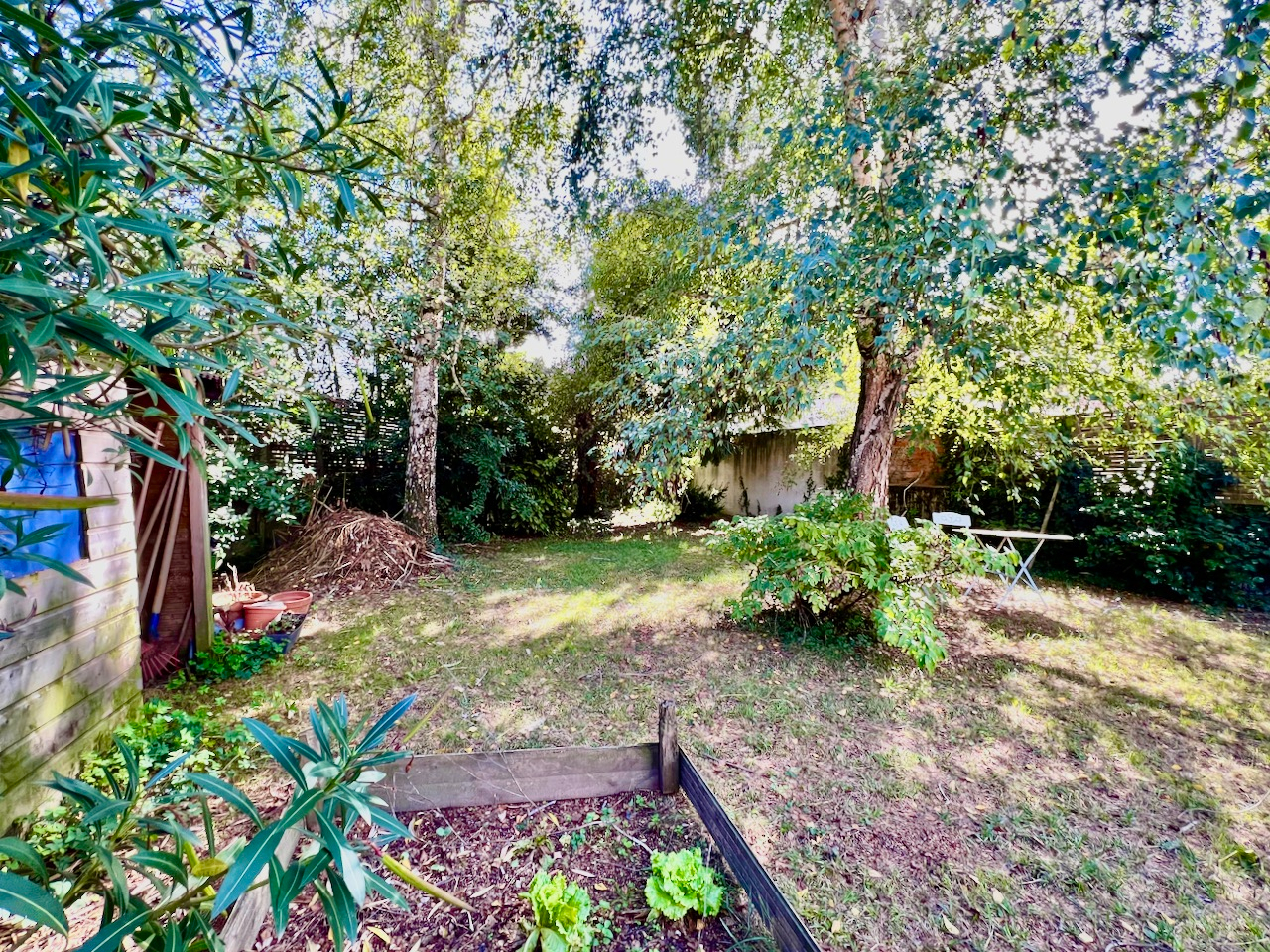 Photo Située dans le centre-ville de Villeneuve sur Lot, à proximité immédiate des commodités, cette belle maison de ville vous offre 191 m2 habitables ! Poussez la porte d'entrée pour découvrir une pièce de vie d'environ 33 m2, une cuisine séparée de 17 m2, et image 3/6