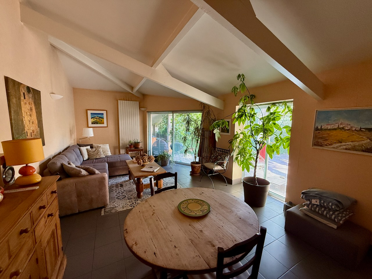 Photo Située dans le centre-ville de Villeneuve sur Lot, à proximité immédiate des commodités, cette belle maison de ville vous offre 191 m2 habitables ! Poussez la porte d'entrée pour découvrir une pièce de vie d'environ 33 m2, une cuisine séparée de 17 m2, et image 5/6