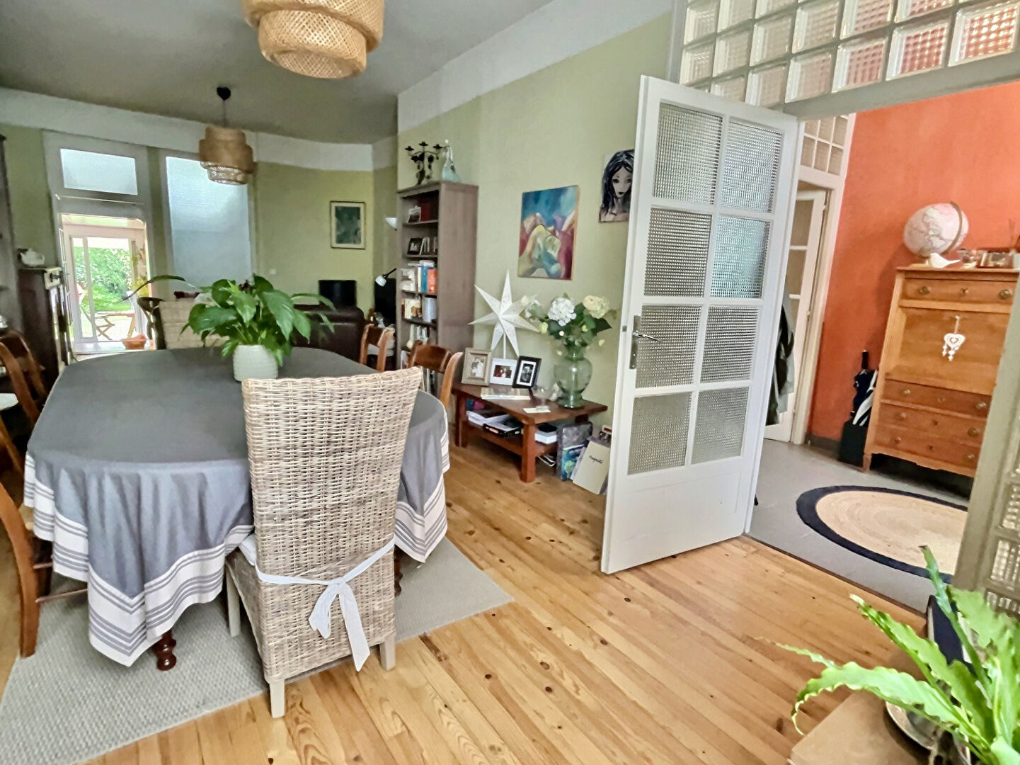 Photo Située dans le centre-ville de Villeneuve sur Lot, à proximité immédiate des commodités, cette belle maison de ville vous offre 191 m2 habitables ! Poussez la porte d'entrée pour découvrir une pièce de vie d'environ 33 m2, une cuisine séparée de 17 m2, et image 6/6