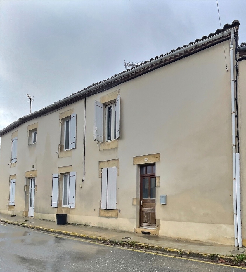 IDEAL INVESTISSEUR ! Dans le charmant village de Monclar venez découvrir cette jolie maison. Ce sont au total  50.46m2 habitables répartis sur trois niveaux qui vous attendent. Au rez-de-chaussée, vous trouverez une cave de 23,63 m2 et un grand garage d'e