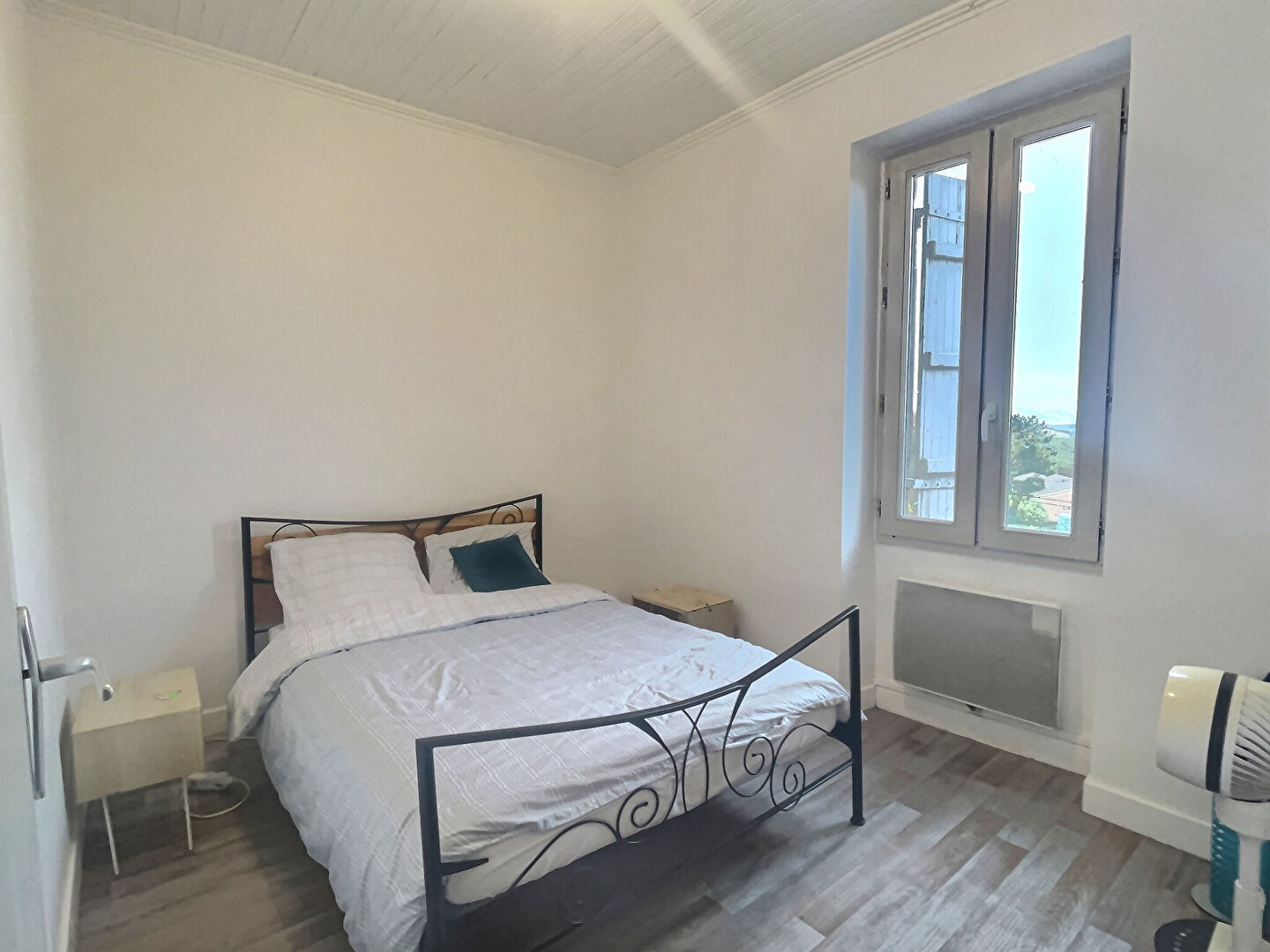 Photo IDEAL INVESTISSEUR ! Dans le charmant village de Monclar venez découvrir cette jolie maison. Ce sont au total  50.46m2 habitables répartis sur trois niveaux qui vous attendent. Au rez-de-chaussée, vous trouverez une cave de 23,63 m2 et un grand garage d'e image 5/6