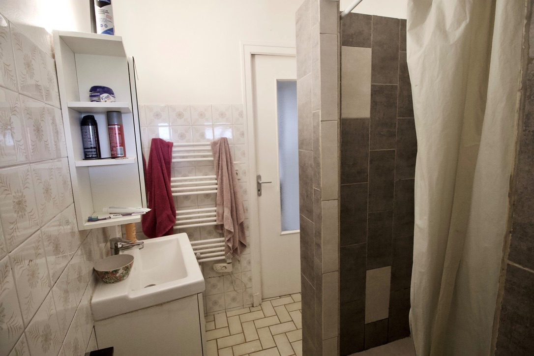 Photo IDEAL INVESTISSEUR ! Dans le charmant village de Monclar venez découvrir cette jolie maison. Ce sont au total  50.46m2 habitables répartis sur trois niveaux qui vous attendent. Au rez-de-chaussée, vous trouverez une cave de 23,63 m2 et un grand garage d'e image 6/6