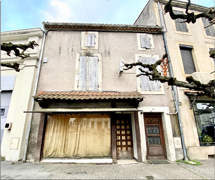 Secteur Casseneuil, immeuble de rapport d'environ 300,99m2 avec un local commercial.  Ce vaste immeuble se décompose au sous-sol d'une cave en terre battue. Au rez-de-chaussée se trouve la partie du local commercial  d'environ 112,73m2 avec une entrée, le