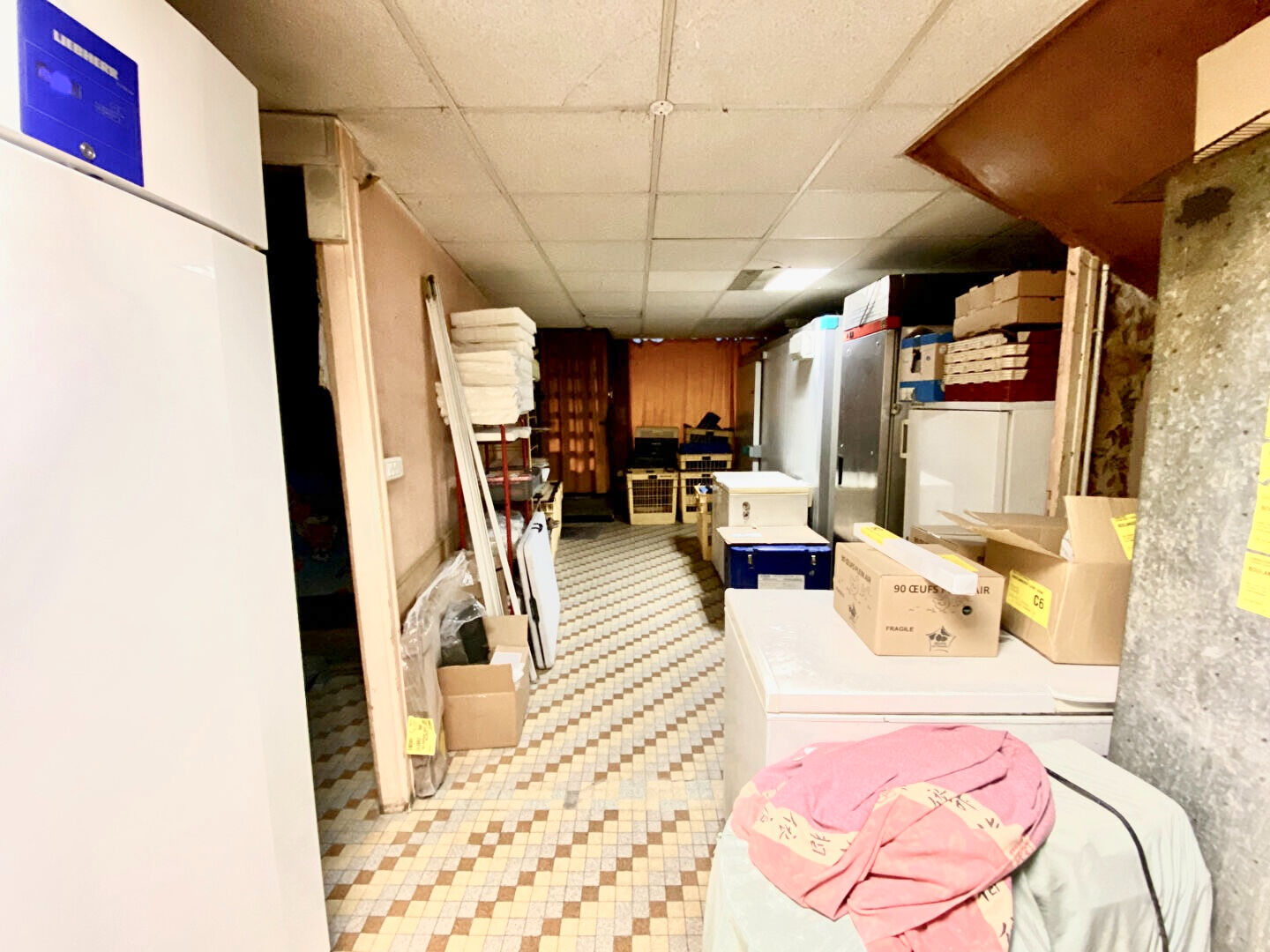 Photo Secteur Casseneuil, immeuble de rapport d'environ 300,99m2 avec un local commercial.  Ce vaste immeuble se décompose au sous-sol d'une cave en terre battue. Au rez-de-chaussée se trouve la partie du local commercial  d'environ 112,73m2 avec une entrée, le image 2/6