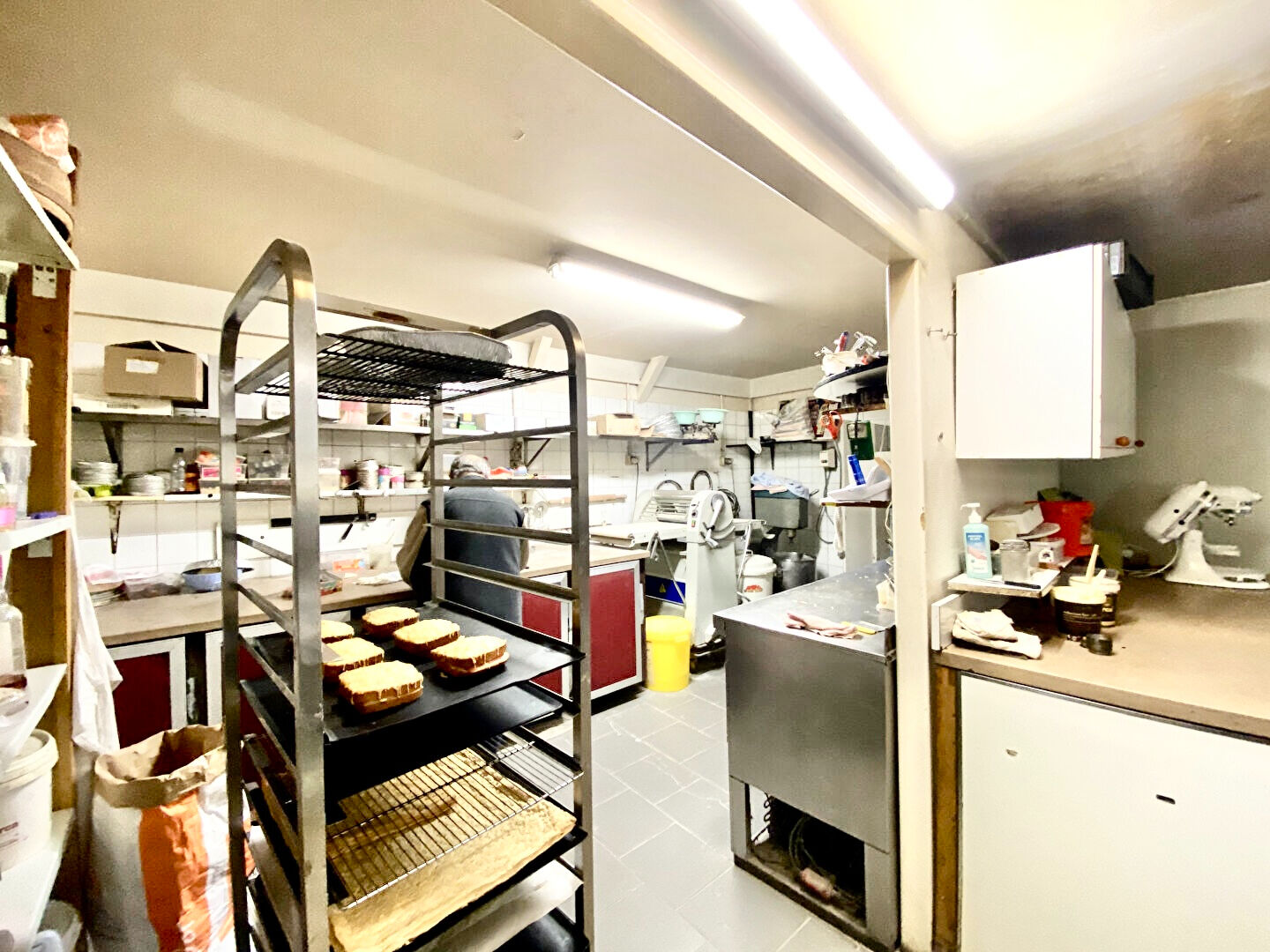 Photo Secteur Casseneuil, immeuble de rapport d'environ 300,99m2 avec un local commercial.  Ce vaste immeuble se décompose au sous-sol d'une cave en terre battue. Au rez-de-chaussée se trouve la partie du local commercial  d'environ 112,73m2 avec une entrée, le image 3/6