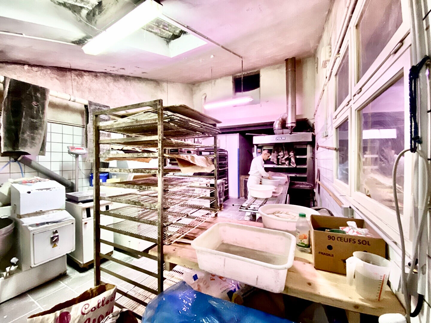 Photo Secteur Casseneuil, immeuble de rapport d'environ 300,99m2 avec un local commercial.  Ce vaste immeuble se décompose au sous-sol d'une cave en terre battue. Au rez-de-chaussée se trouve la partie du local commercial  d'environ 112,73m2 avec une entrée, le image 4/6