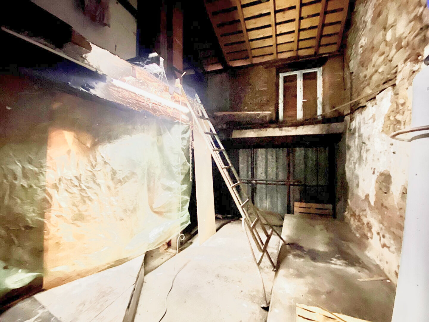 Photo Secteur Casseneuil, immeuble de rapport d'environ 300,99m2 avec un local commercial.  Ce vaste immeuble se décompose au sous-sol d'une cave en terre battue. Au rez-de-chaussée se trouve la partie du local commercial  d'environ 112,73m2 avec une entrée, le image 5/6