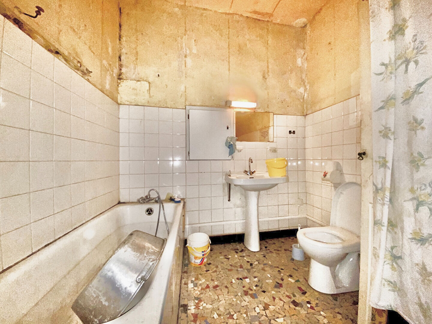 Photo Secteur Casseneuil, immeuble de rapport d'environ 300,99m2 avec un local commercial.  Ce vaste immeuble se décompose au sous-sol d'une cave en terre battue. Au rez-de-chaussée se trouve la partie du local commercial  d'environ 112,73m2 avec une entrée, le image 6/6