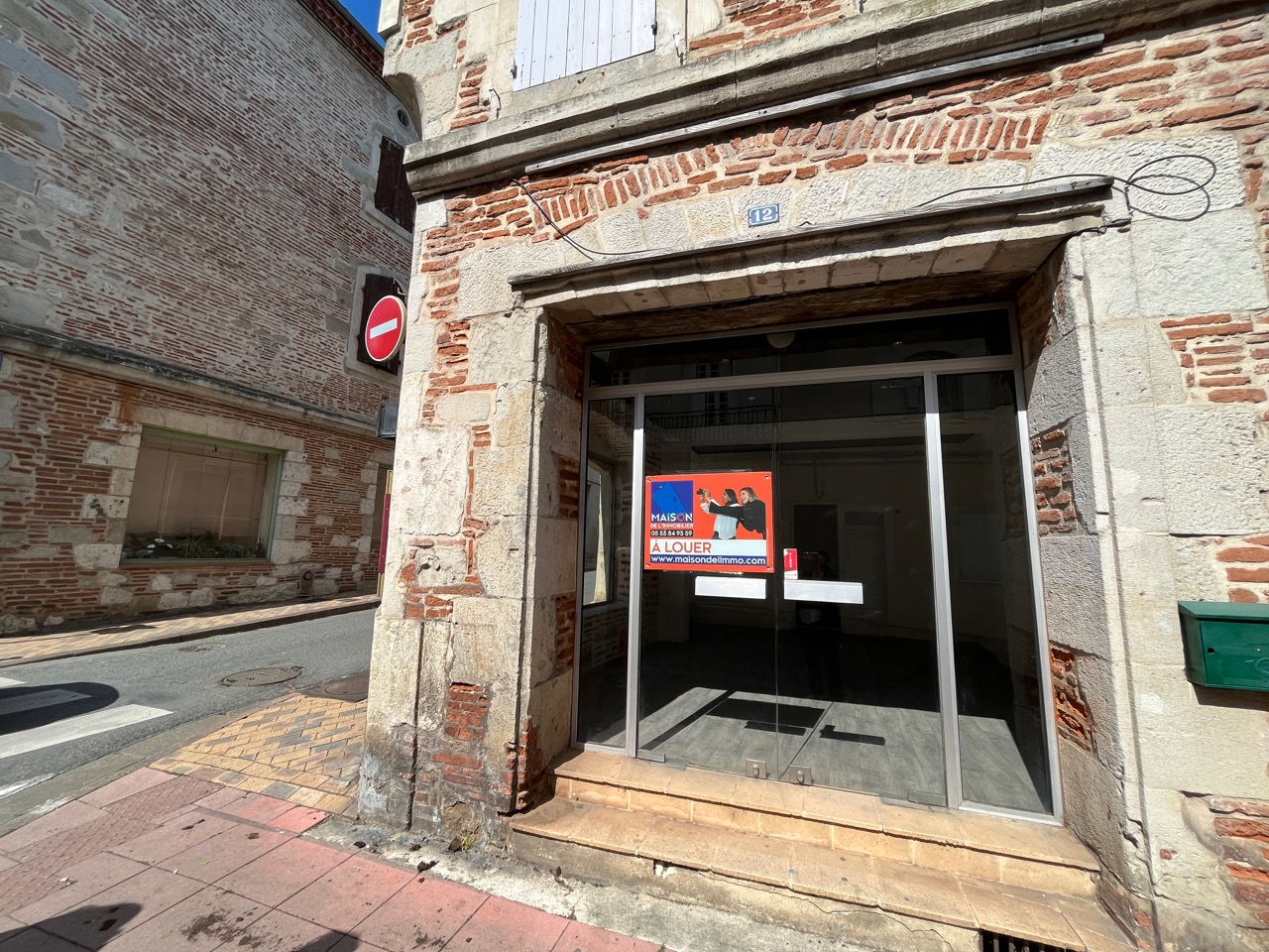 Villeneuve sur Lot, rive gauche, dans une rue proche du centre ville, en ANGLE, local commercial de 35 m², lumineux. Première pièce d'accueil de 24 m², bureau avec fenêtre de 8 m², WC. Les informations sur les risques auxquels ce bien est exposé sont disp