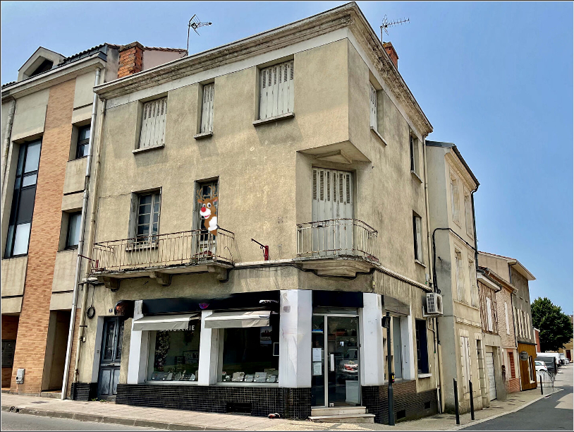 IDEAL INVESTISSEUR ! Situé dans l'hypercentre de Villeneuve sur Lot, au coeur d'un carrefour stratégique, le potentiel de ce bel immeuble laissera rêveur n'importe quel investisseur.   En rez-de-chaussée, le local commercial comprend une entrée de 8,84 m2