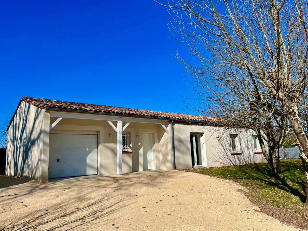 Située au Lédat, dans un lotissement calme et parfaitement entretenu, cette jolie maison récente de 103,08 m2 habitables a tout pour vous plaire ! Entièrement de plain-pied, elle se compose d'un sas d'entrée desservant un cellier sur la gauche, et un bel