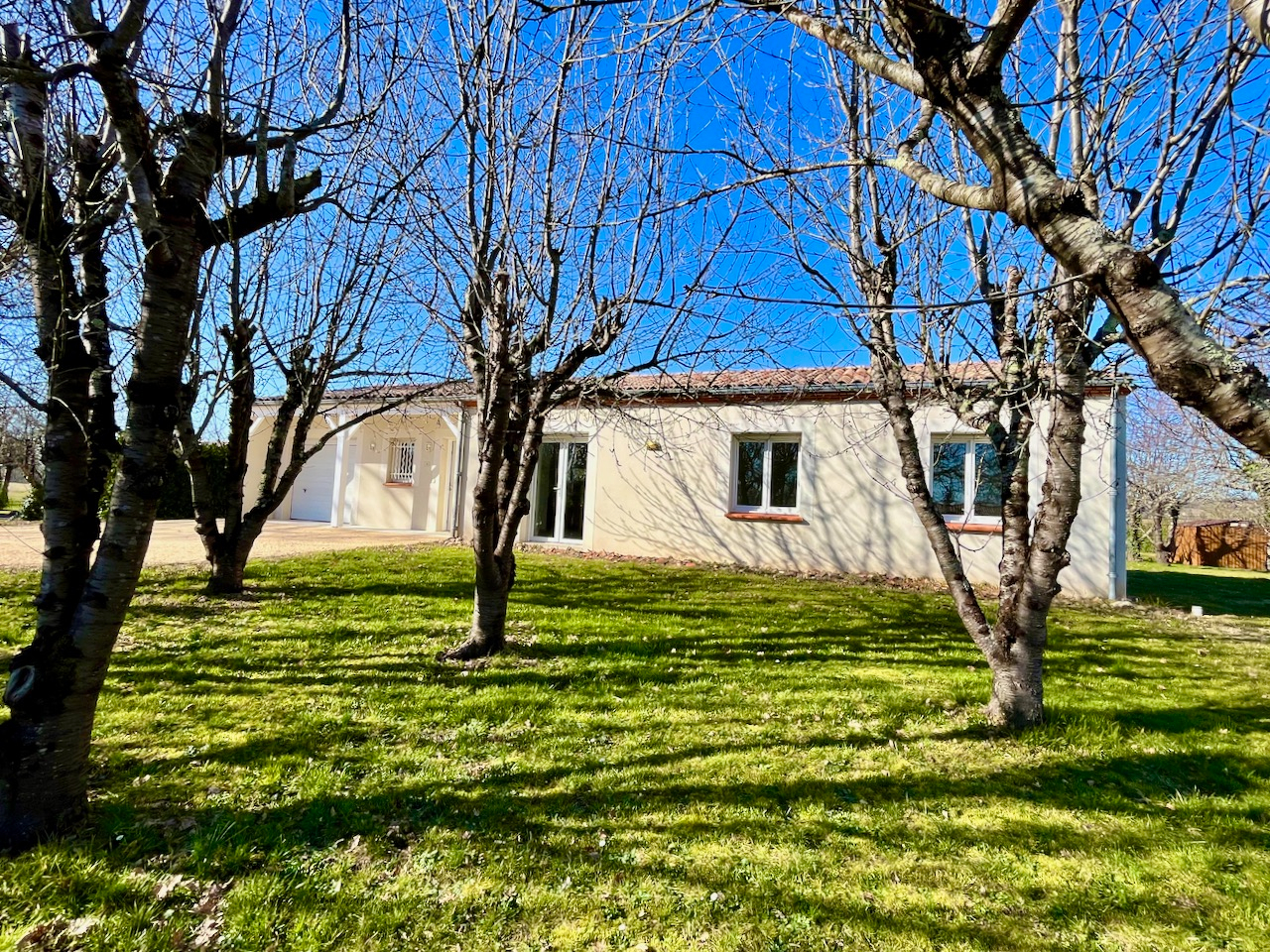 Photo Située au Lédat, dans un lotissement calme et parfaitement entretenu, cette jolie maison récente de 103,08 m2 habitables a tout pour vous plaire ! Entièrement de plain-pied, elle se compose d'un sas d'entrée desservant un cellier sur la gauche, et un bel image 2/6