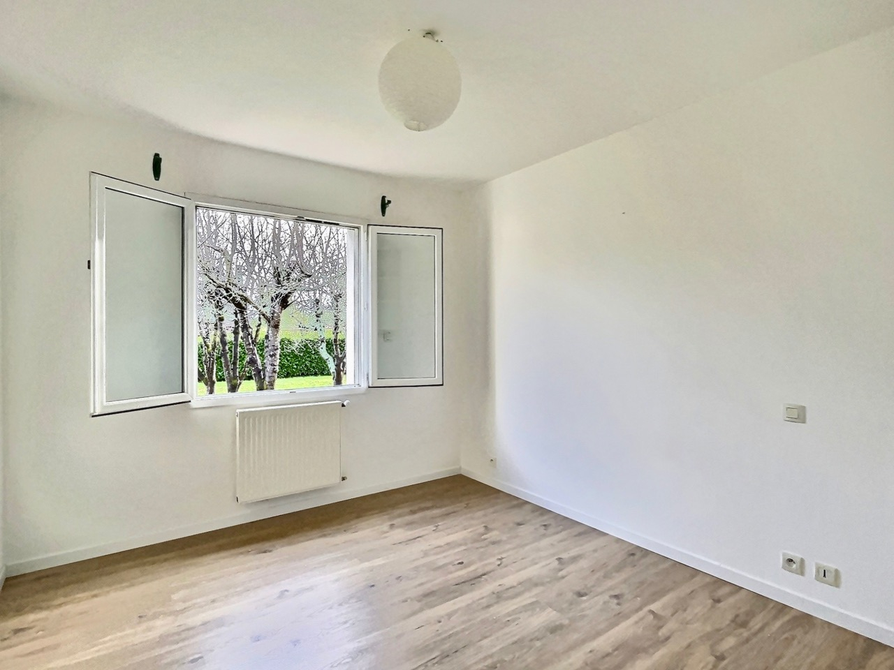 Photo Située au Lédat, dans un lotissement calme et parfaitement entretenu, cette jolie maison récente de 103,08 m2 habitables a tout pour vous plaire ! Entièrement de plain-pied, elle se compose d'un sas d'entrée desservant un cellier sur la gauche, et un bel image 3/6