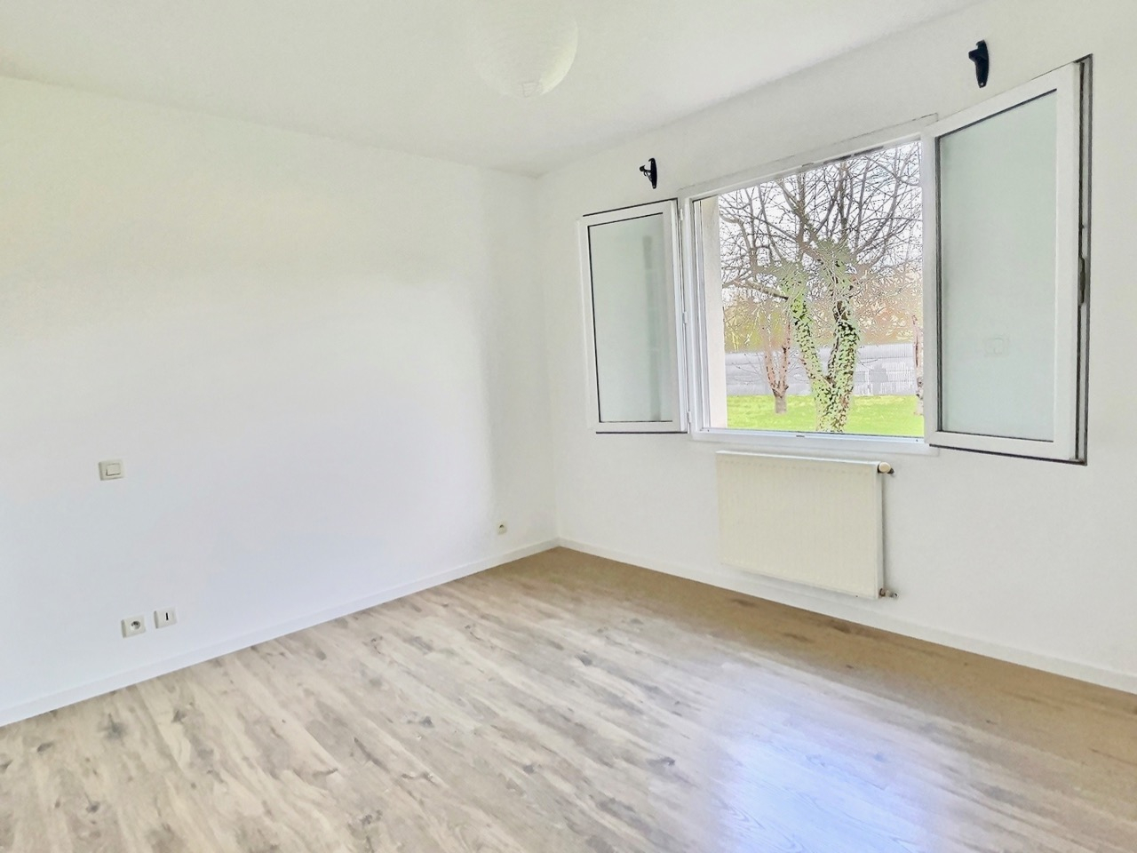 Photo Située au Lédat, dans un lotissement calme et parfaitement entretenu, cette jolie maison récente de 103,08 m2 habitables a tout pour vous plaire ! Entièrement de plain-pied, elle se compose d'un sas d'entrée desservant un cellier sur la gauche, et un bel image 4/6