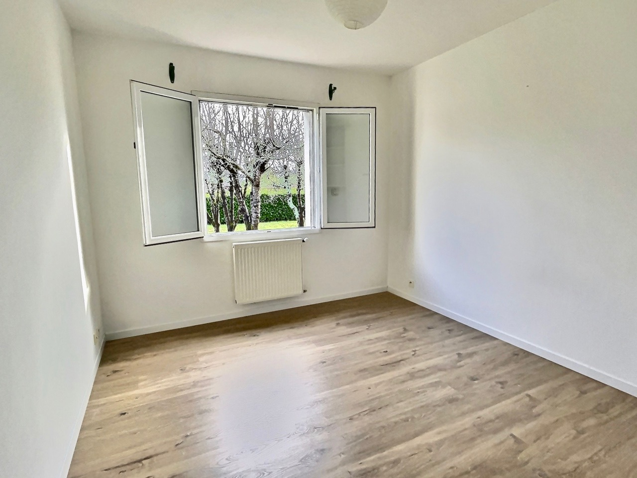 Photo Située au Lédat, dans un lotissement calme et parfaitement entretenu, cette jolie maison récente de 103,08 m2 habitables a tout pour vous plaire ! Entièrement de plain-pied, elle se compose d'un sas d'entrée desservant un cellier sur la gauche, et un bel image 5/6