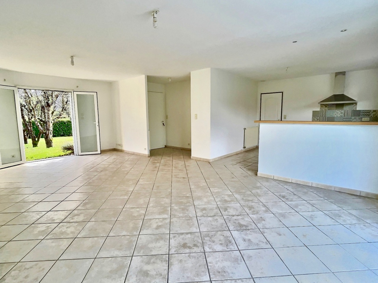 Photo Située au Lédat, dans un lotissement calme et parfaitement entretenu, cette jolie maison récente de 103,08 m2 habitables a tout pour vous plaire ! Entièrement de plain-pied, elle se compose d'un sas d'entrée desservant un cellier sur la gauche, et un bel image 6/6