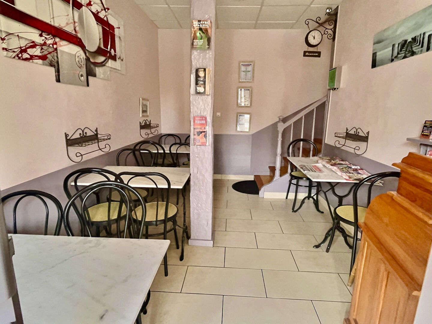 En plein centre-ville de Villeneuve sur Lot, découvrez ce bel hôtel de 301,79 m2 répartis sur 3 niveaux. Il se compose en rez-de-chaussée d'une grande entrée de 70 m2, qui serait parfaite en guise de salle de restaurant, notamment grâce à la cuisine de 39