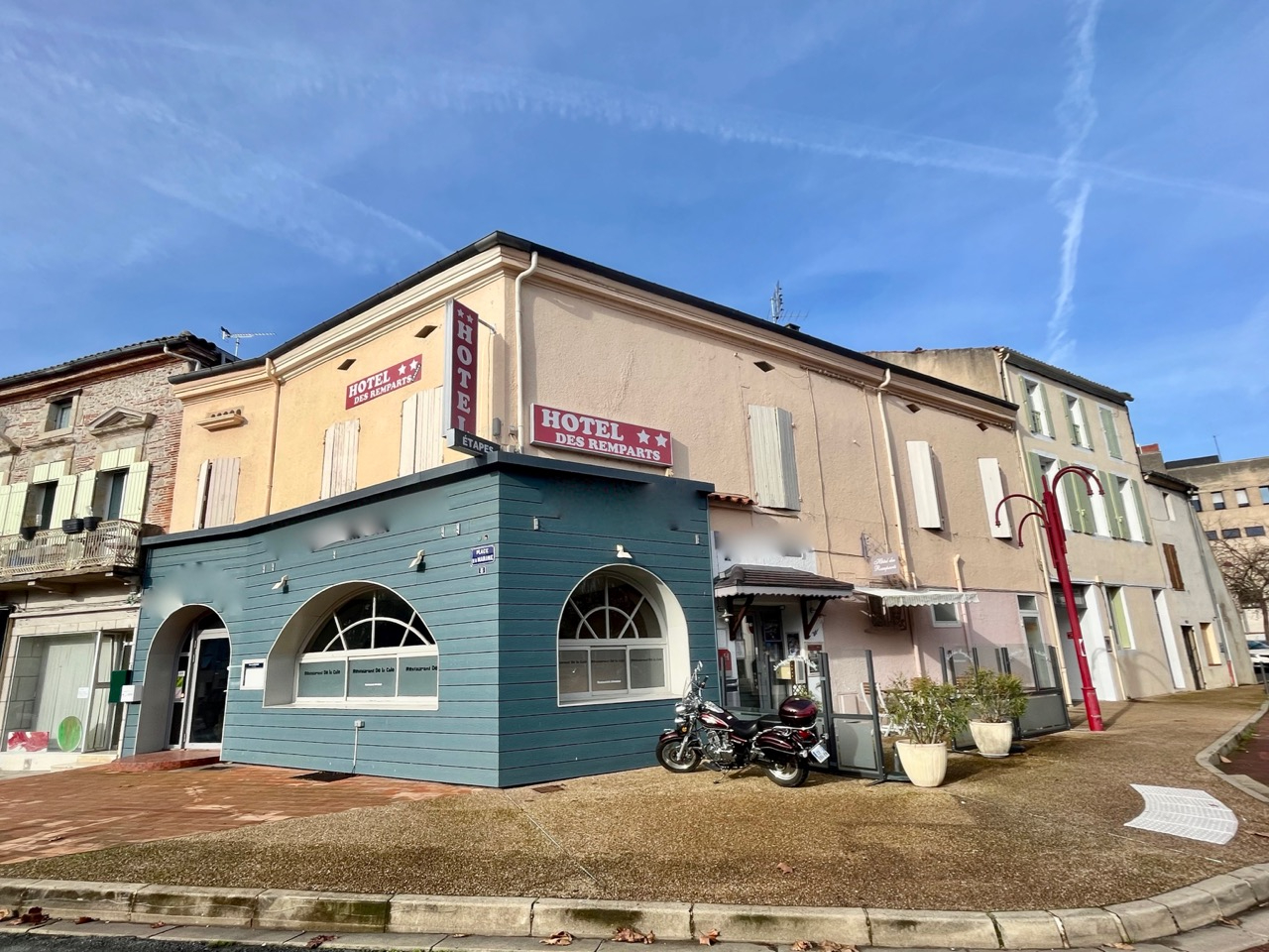 En plein coeur de la bastide de Villeneuve sur Lot, proche du Lot, cet hôtel-restaurant affiche une surface globale de 536,1 m2 ! La partie restaurant, d'une surface de 261,03 m2, se compose d'un sas d'entrée et de trois grandes salles de réception. Une c