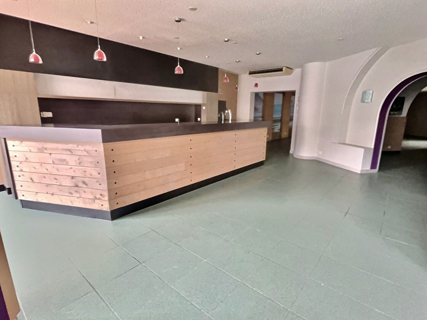 Photo En plein coeur de la bastide de Villeneuve sur Lot, proche du Lot, cet hôtel-restaurant affiche une surface globale de 536,1 m2 ! La partie restaurant, d'une surface de 261,03 m2, se compose d'un sas d'entrée et de trois grandes salles de réception. Une c image 2/6