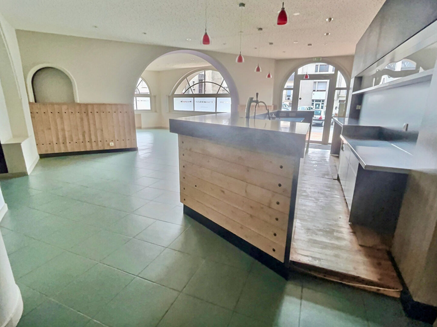 Photo En plein coeur de la bastide de Villeneuve sur Lot, proche du Lot, cet hôtel-restaurant affiche une surface globale de 536,1 m2 ! La partie restaurant, d'une surface de 261,03 m2, se compose d'un sas d'entrée et de trois grandes salles de réception. Une c image 3/6