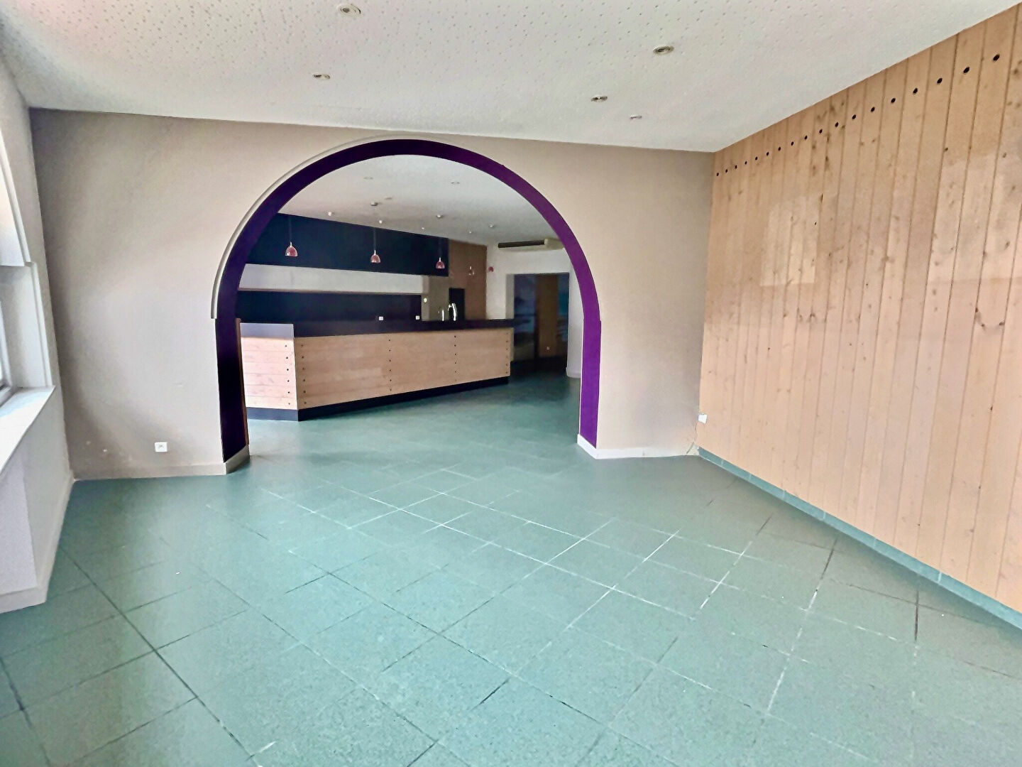 Photo En plein coeur de la bastide de Villeneuve sur Lot, proche du Lot, cet hôtel-restaurant affiche une surface globale de 536,1 m2 ! La partie restaurant, d'une surface de 261,03 m2, se compose d'un sas d'entrée et de trois grandes salles de réception. Une c image 5/6