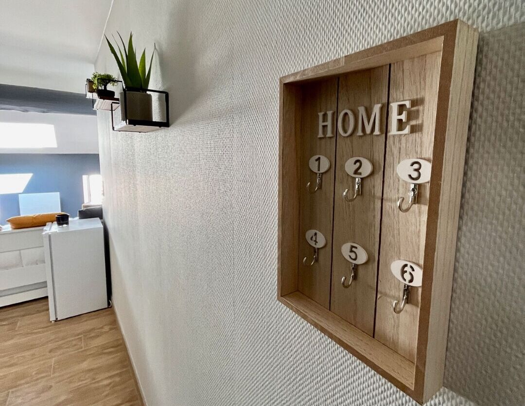 Photo Sainte Livrade sur Lot, studio rénové à NEUF de grande qualité de 21 m² MEUBLÉ.  Situé au deuxième et dernier étage d'un immeuble tranquille, ce studio est lumineux et très bien équipé : cuisine équipée avec hotte, plaques, four, lave-linge, séjour image 2/6