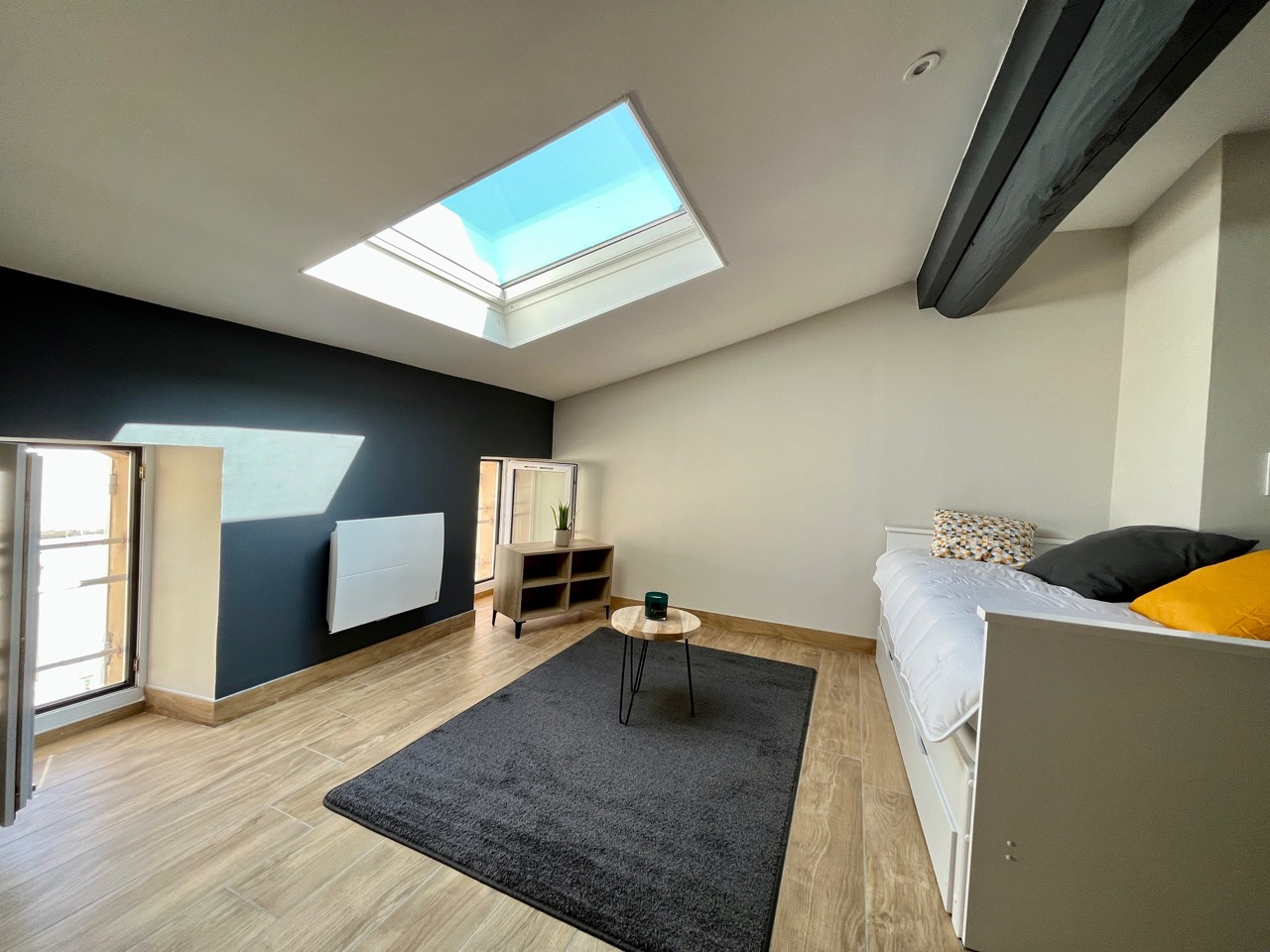 Photo Sainte Livrade sur Lot, studio rénové à NEUF de grande qualité de 21 m² MEUBLÉ.  Situé au deuxième et dernier étage d'un immeuble tranquille, ce studio est lumineux et très bien équipé : cuisine équipée avec hotte, plaques, four, lave-linge, séjour image 4/6