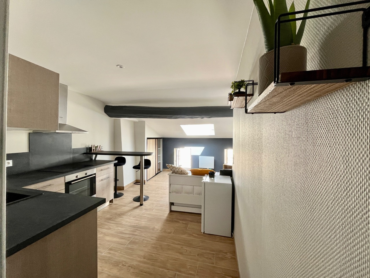 Photo Sainte Livrade sur Lot, studio rénové à NEUF de grande qualité de 21 m² MEUBLÉ.  Situé au deuxième et dernier étage d'un immeuble tranquille, ce studio est lumineux et très bien équipé : cuisine équipée avec hotte, plaques, four, lave-linge, séjour image 5/6