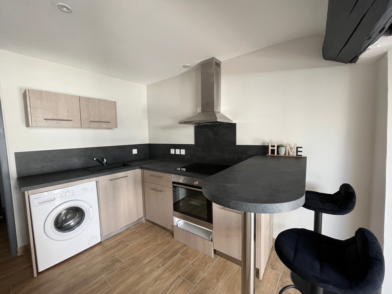 Photo Sainte Livrade sur Lot, studio rénové à NEUF de grande qualité de 21 m² MEUBLÉ.  Situé au deuxième et dernier étage d'un immeuble tranquille, ce studio est lumineux et très bien équipé : cuisine équipée avec hotte, plaques, four, lave-linge, séjour image 6/6