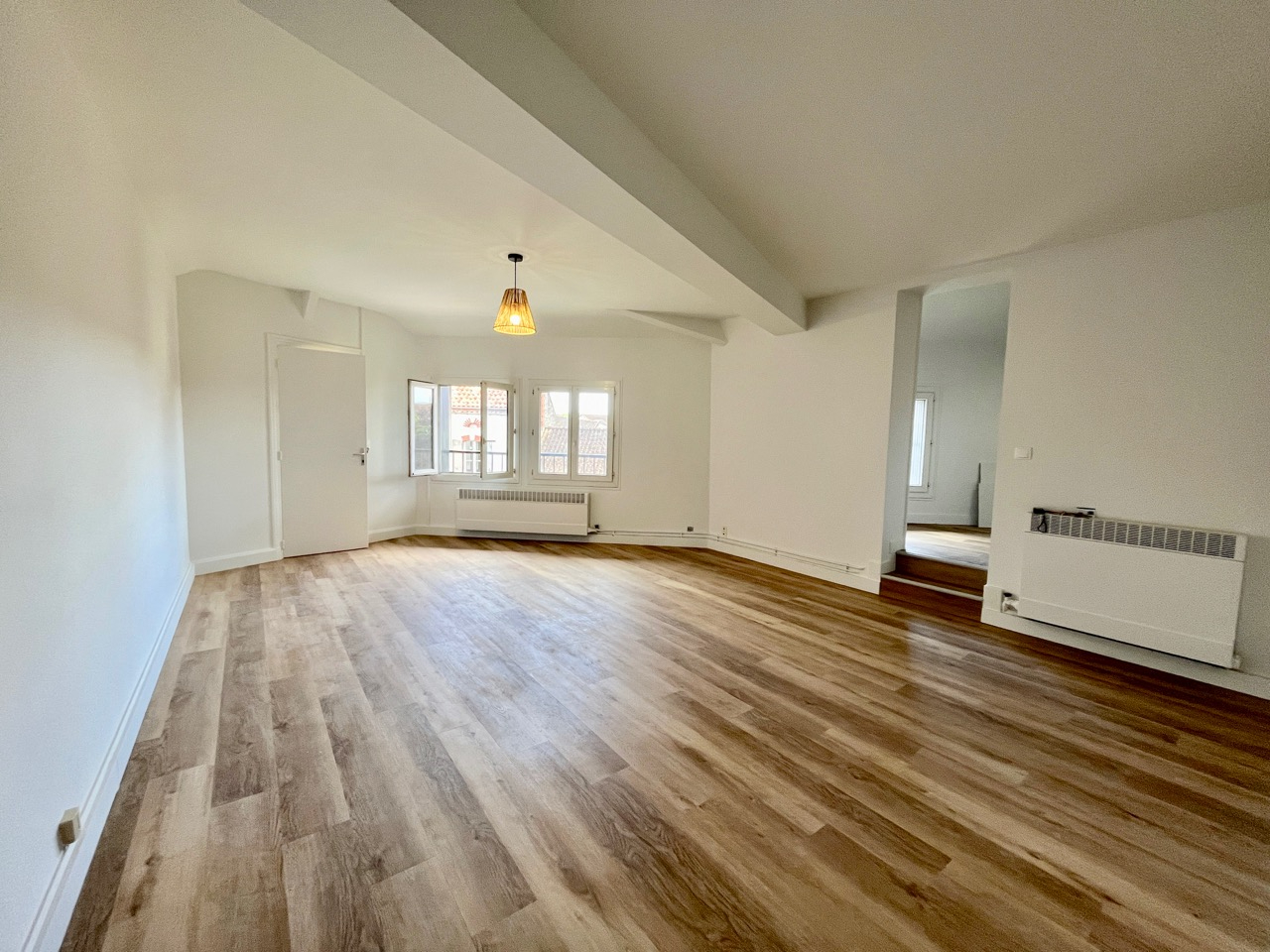 Photo Villeneuve sur Lot, appartement T2 rénové A NEUF offrant une surface habitable de 46 m². Ses atouts : * grande pièce de vie de 24 m² lumineuse, * chambre joliment décorée * salle d'eau avec grande douche à l'italienne attenante, * WC indépendant, * cuisin image 1/6